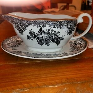 Johnson bros Gravy Boat & Underplate/Relish
